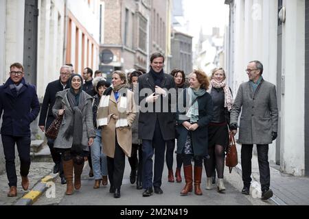 Bram Van Braeckevelt, Gent alderman Rudy Codsens, Hafsa El Bazioui, Gent alderwoman Sofie Bracke, Gent alderman Mathias de Clercq, Gent alderwoman Annelies Storms, Gent alderwoman Elke Decruynaere, Astrid de Bruycker et Gent Wattaleuderw, maire de Filtelip, en photo, au sujet de la nouvelle conférence de presse et du nouveau conseil municipal de Filalteman de Filaltelip, au sujet du nouveau, À Gand après les élections locales et provinciales d'octobre en Belgique, samedi 15 décembre 2018 à Gand. BELGA PHOTO NICOLAS MATERLINCK Banque D'Images