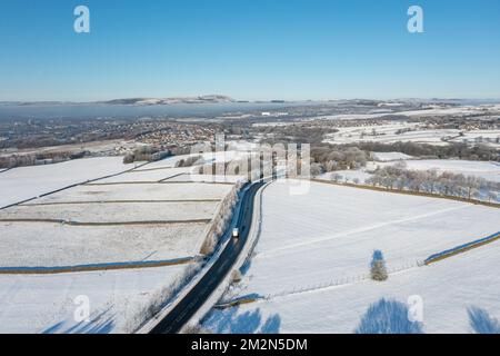 Photo de drone aérienne de la ville de Mereclough dans la ville de Burnley dans le Lancashire, Angleterre montrant les champs fermiers lors d'une journée d'hiver enneigée au Royaume-Uni Banque D'Images