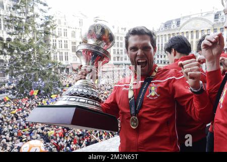 ATTENTION ÉDITEURS - CORRECTION DE LÉGENDE: Changement de nom du joueur - Vincent Vanasch de Belgique au lieu de Sébastien Dockier - Vincent Vanasch de Belgique photographié sur le balcon de l'hôtel de ville de Bruxelles, après une réception en l'honneur des nouveaux champions du monde de hockey, l'équipe des Red Lions de Belgique, À la Grand-place - Grote Markt à Bruxelles, le mardi 18 décembre 2018. Les Lions rouges ont remporté 3-2 la finale contre les pays-Bas en Inde dimanche dernier. BELGA PHOTO THIERRY ROGE Banque D'Images