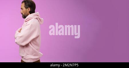 Photo de profil sérieux-look confiant fermé défensif adulte barbu 40s gars bras croisés poitrine gauche impatience irritée debout violet Banque D'Images