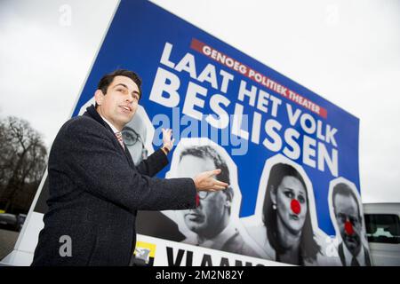 Le président de Vlaams Belang, Tom Van Grieken, pose devant un camion publicitaire avec une affiche intitulée « Laat het volk beslissen » (que le peuple décide), du parti d'extrême-droite flamand Vlaams Belang est vu au Palais Royal, à Bruxelles, où le roi a invité les présidents du parti à des consultations, Jeudi 20 décembre 2018. Le mardi 18 décembre, le Premier ministre Michel a offert sa démission au roi Philippe - Filip de Belgique, après que son gouvernement Michel ait perdu sa majorité et que l'opposition ait demandé une motion de défiance. BELGA PHOTO JASPER JACOBS Banque D'Images