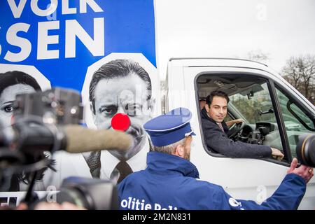 Un policier fait des gestes à Tom Van Grieken, président de Vlaams Belang, qui est assis dans un camion publicitaire avec une affiche lisant « Laat het volk beslissen » (que le peuple décide), du parti d'extrême-droite flamand Vlaams Belang est vu au Palais Royal, à Bruxelles, Où le Roi a invité les présidents de parti à des consultations, le jeudi 20 décembre 2018. Le mardi 18 décembre, le Premier ministre Michel a offert sa démission au roi Philippe - Filip de Belgique, après que son gouvernement Michel ait perdu sa majorité et que l'opposition ait demandé une motion de défiance. BELGA PHOTO JASPER JACOBS Banque D'Images