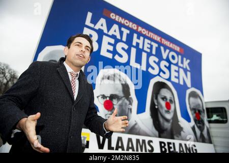 Le président de Vlaams Belang, Tom Van Grieken, pose devant un camion publicitaire avec une affiche intitulée « Laat het volk beslissen » (que le peuple décide), du parti d'extrême-droite flamand Vlaams Belang est vu au Palais Royal, à Bruxelles, où le roi a invité les présidents du parti à des consultations, Jeudi 20 décembre 2018. Le mardi 18 décembre, le Premier ministre Michel a offert sa démission au roi Philippe - Filip de Belgique, après que son gouvernement Michel ait perdu sa majorité et que l'opposition ait demandé une motion de défiance. BELGA PHOTO JASPER JACOBS Banque D'Images