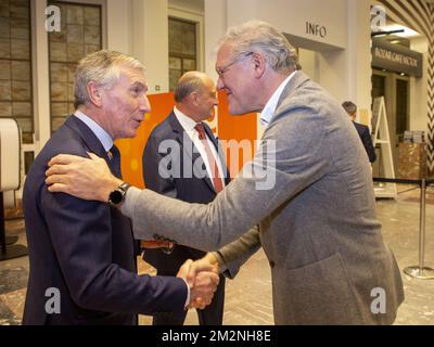Proximus Président du conseil d'administration Stefaan de Clerck (R) photographié lors de la réception de la nouvelle année de VOKA (Vlaams Netwerk van ondernemingen, netwerk flamand des entreprises), lundi 08 janvier 2018 à Bozar à Bruxelles. BELGA PHOTO HATIM KAGHAT Banque D'Images