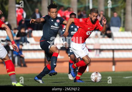 Pierre Kunde de de Mayence et Mehdi Carcela de Standard se battent pour le ballon lors d'un match de football amical entre l'équipe belge de football de première division Standard de Liège et le club allemand 1. FSV Mainz 05, le cinquième jour de la formation d'hiver de Standard à Marbella, Espagne, le mardi 08 janvier 2019. BELGA PHOTO VIRGINIE LEFOUR Banque D'Images