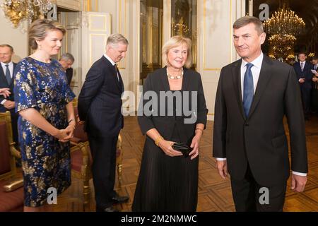 Reine Mathilde de Belgique, Roi Philippe - Filip de Belgique, Estonie ancien Premier ministre Andrus Ansip et épouse photographiée lors d'une réception du nouvel an organisée par la famille royale au Palais Royal de Bruxelles à l'intention des diplomates étrangers et des chefs de mission (ambassadeurs et consuls), accrédités à Bruxelles, Jeudi 10 janvier 2019. BELGA PHOTO JAMES ARTHUR GEKIERE Banque D'Images