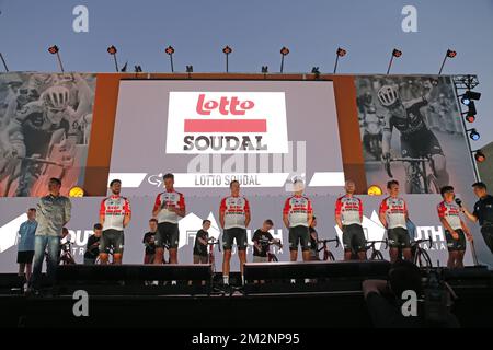 Les pilotes de Lotto Soudal photographiés lors de la présentation de l'équipe, en prévision du Tour Down Under Cyclisme, samedi 12 janvier 2019 à Adélaïde, Australie. Cette édition de la course se déroule de 15 janvier à 20 janvier. BELGA PHOTO YUZURU SUNADA Banque D'Images