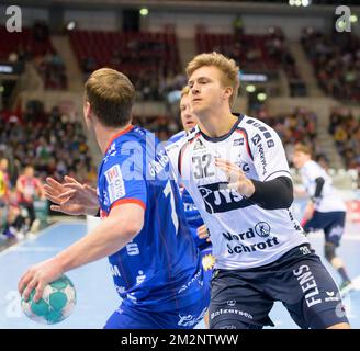 De gauche à droite Arnor GUNNARSSON (BHC), Franz SEMPER (FL), action, duels, handball 1st Bundesliga, 16th jumelage, Bergischer HC (BHC) - SG Flensburg-Handewitt (FL) 18:31, on 11 décembre 2022 à Düsseldorf/Allemagne. Banque D'Images