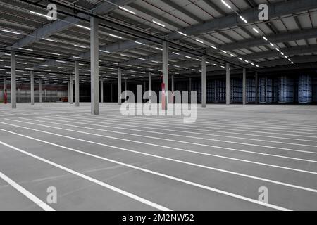 L'illustration montre un entrepôt vide, à l'ouverture d'un nouveau centre de distribution de la chaîne de supermarchés à prix réduit Aldi à Turnhout, mardi 15 janvier 2019. BELGA PHOTO DIRK WAEM Banque D'Images