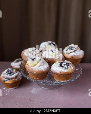 cupcakes dans un vase en verre sur la table. Banque D'Images