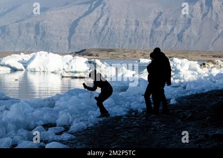 19 octobre 2022, JökulsÃrlÃ³n, JökulsÃrlÃ³n, Islande: On peut voir des gens marcher près des zones de glace sur les rives du lac de JökulsÃrlÃ³n. JökulsÃrlÃ³n est un lac situé dans le sud de l'Islande, avec une superficie de 20 km2 et une profondeur de plus de 200 mètres. Il y a moins de 100 ans, le glacier Breiámerkurkurjökull (qui fait partie du glacier Vatnajökull) s'étendait même au-delà du périphérique. En raison de la hausse des températures, le glacier a reculé, créant cette impressionnante lagune glaciaire. (Credit image: © Jorge Castellanos/SOPA Images via ZUMA Press Wire) Banque D'Images