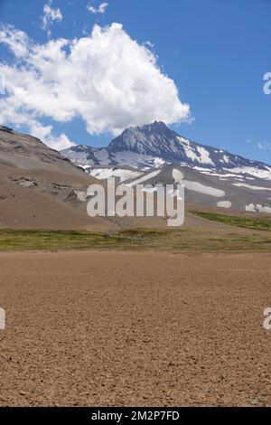 Volcan Planchón-Peteroa à Paso Vergara - traverser la frontière du Chili à l'Argentine tout en voyageant en Amérique du Sud Banque D'Images