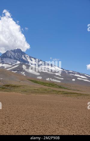 Volcan Planchón-Peteroa à Paso Vergara - traverser la frontière du Chili à l'Argentine tout en voyageant en Amérique du Sud Banque D'Images
