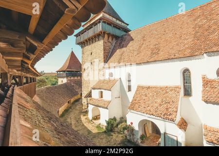 L'église forte de Viscri par une journée ensoleillée Banque D'Images