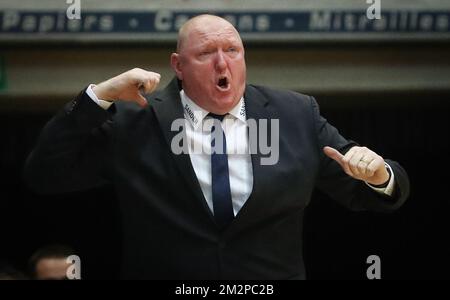 Daniel Goethals, entraîneur en chef de Mons, se livre aux gestes lors du match de basket-ball entre Mons-Hainaut et Anvers Giants, le samedi 02 février 2019 à Mons, le 15 jour de la compétition belge de basket de la première division de la « Ligue EuroMillions ». BELGA PHOTO VIRGINIE LEFOUR Banque D'Images