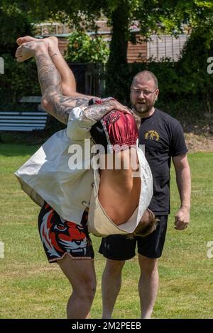 Une séance d'entraînement avant le Grand Tournoi de Wrestling Cornish sur le pittoresque village vert de St Mawgan à Pydar en Cornouailles en Angleterre dans le Banque D'Images