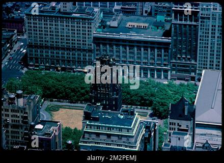 Vue en hauteur de l'American Radiator Building et du Bryant Park depuis l'Empire State Building, Manhattan, New York, les villes, les gratte-ciel, Parcs. Collection Edmund L. Mitchell Banque D'Images