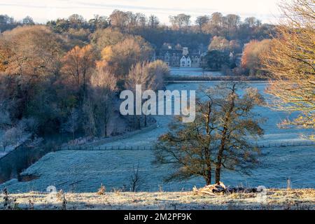 Vue sur le village cotswold de Bibury en hiver. Bibury, Cotswolds, Gloucestershire, Angleterre Banque D'Images