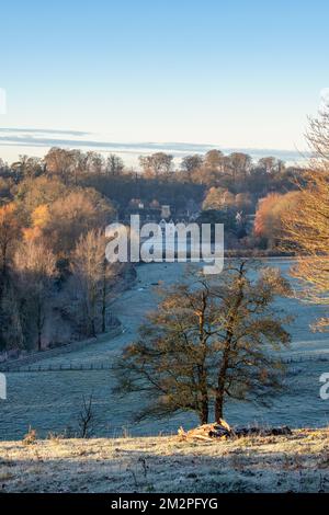 Vue sur le village cotswold de Bibury en hiver. Bibury, Cotswolds, Gloucestershire, Angleterre Banque D'Images