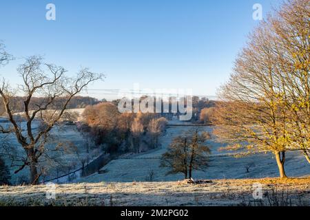 Vue sur le village cotswold de Bibury en hiver. Bibury, Cotswolds, Gloucestershire, Angleterre Banque D'Images
