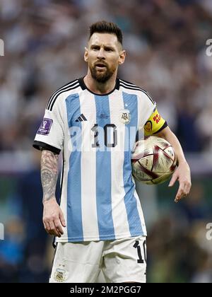 AL DAAYEN - Lionel Messi de l'Argentine avec Al Hilm , le ballon officiel de la coupe du monde de la FIFA Qatar 2022 finales lors de la coupe du monde de la FIFA Qatar 2022 demi-match entre l'Argentine et la Croatie au stade Lusail sur 13 décembre 2022 à Al Daayen, Qatar . AP | hauteur néerlandaise | MAURICE DE PIERRE Banque D'Images