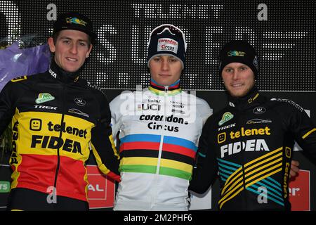 Belge Toon Aerts, Dutch World Champion Mathieu Van Der Poel et Dutch Corne Van Kessel photographiés sur le podium après l'Aardbeiencross, la scène 7th (sur 8) de la compétition cycliste Superprestige dans la catégorie d'élite masculine, à Hoogstraten, dimanche 10 février 2019. BELGA PHOTO DAVID STOCKMAN Banque D'Images