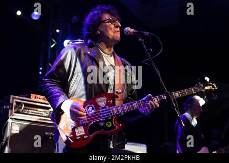 Gloucester, Royaume-Uni. 11th, décembre 2022. Le groupe de rock anglais The Chameleons joue un concert au Gloucester Guildhall à Gloucester. Ici, le chanteur et bassiste Mark Burgess est vu en direct sur scène. (Crédit photo : Gonzales photo – Per-Otto Oppi). Banque D'Images