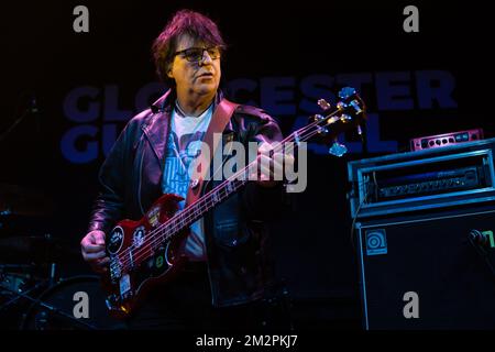 Gloucester, Royaume-Uni. 11th, décembre 2022. Le groupe de rock anglais The Chameleons joue un concert au Gloucester Guildhall à Gloucester. Ici, le chanteur et bassiste Mark Burgess est vu en direct sur scène. (Crédit photo : Gonzales photo – Per-Otto Oppi). Banque D'Images