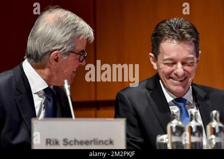 Rik Scheerlinck, directeur financier de la KBC, et Johan Thijs, directeur général de la KBC, ont photographié lors d'une conférence de presse pour présenter les résultats de 2018 ans de l'institution financière KBC Group, jeudi 14 février 2019 au siège de la KBC à Bruxelles. BELGA PHOTO DIRK WAEM Banque D'Images