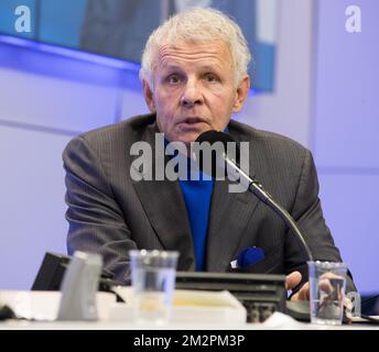 Le journaliste français Patrick Poivre d'Arvor photographié en direct sur la première radio RTBF, le premier jour de la Foire du livre de Bruxelles, le jeudi 14 février 2019. BELGA PHOTO BENOIT DOPPAGNE Banque D'Images