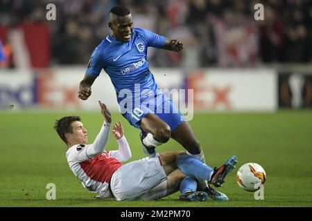 Ondrej Kudela de Slavia et Aly Mbwana Samata de Genk se battent pour le ballon lors d'un match de football entre le club tchèque SK Slavia Praha et l'équipe belge KRC Genk, première partie des 1/16 finales (tour 32) du concours Europa League, jeudi 14 février 2019 à Prague, République tchèque. BELGA PHOTO YORICK JANSENS Banque D'Images