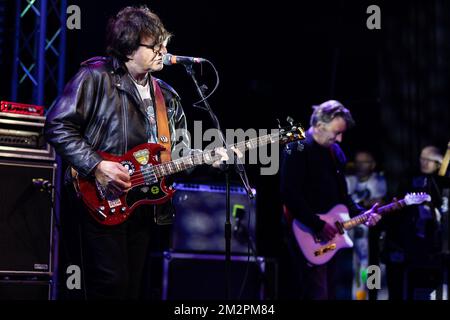 Gloucester, Royaume-Uni. 11th, décembre 2022. Le groupe de rock anglais The Chameleons joue un concert au Gloucester Guildhall à Gloucester. Ici, le chanteur et bassiste Mark Burgess est vu en direct sur scène. (Crédit photo : Gonzales photo – Per-Otto Oppi). Banque D'Images