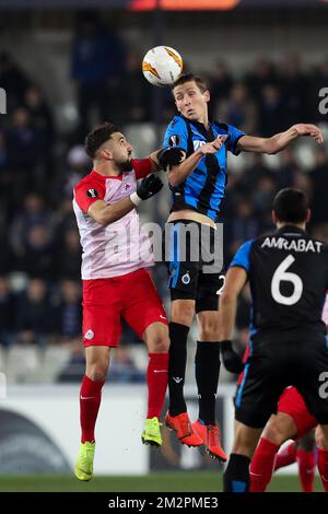 Moanes Dabour de Salzbourg et Hans Vanaken de club se battent pour le ballon lors d'un match de football entre l'équipe belge Club Brugge KV et le club autrichien FC Red Bull Salzburg, la première étape des 1/16 finales (tour de 32) dans le concours Europa League, jeudi 14 février 2019 à Bruges. BELGA PHOTO BRUNO FAHY Banque D'Images