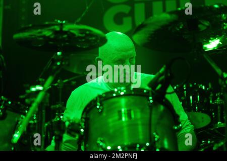 Gloucester, Royaume-Uni. 11th, décembre 2022. Le groupe de post-punk anglais The membranes joue un concert au Gloucester Guildhall à Gloucester. Ici, le batteur Mike Simkins est vu en direct sur scène. (Crédit photo : Gonzales photo – Per-Otto Oppi). Banque D'Images