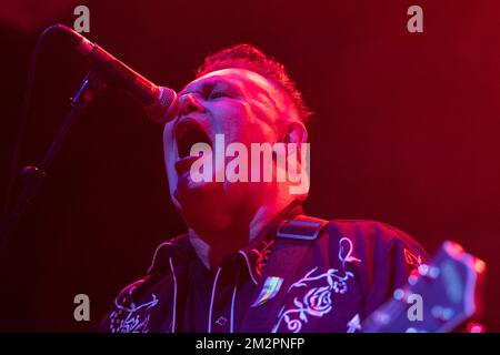 Gloucester, Royaume-Uni. 11th, décembre 2022. Le groupe de post-punk anglais The membranes joue un concert au Gloucester Guildhall à Gloucester. Ici, le guitariste Peter Byrchmore est vu en direct sur scène. (Crédit photo : Gonzales photo – Per-Otto Oppi). Banque D'Images