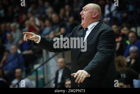 Daniel Goethals, entraîneur en chef de Mons, fait des gestes lors du match de basket-ball entre Mons-Hainaut et Spirou-Charleroi, le samedi 16 février 2019 à Mons, le 17 e jour de la compétition belge de basket de la première division de la « EuroMillions League ». BELGA PHOTO VIRGINIE LEFOUR Banque D'Images