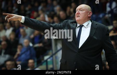 Daniel Goethals, entraîneur en chef de Mons, fait des gestes lors du match de basket-ball entre Mons-Hainaut et Spirou-Charleroi, le samedi 16 février 2019 à Mons, le 17 e jour de la compétition belge de basket de la première division de la « EuroMillions League ». BELGA PHOTO VIRGINIE LEFOUR Banque D'Images