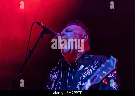 Gloucester, Royaume-Uni. 11th, décembre 2022. Le groupe de post-punk anglais The membranes joue un concert au Gloucester Guildhall à Gloucester. Ici, le guitariste Peter Byrchmore est vu en direct sur scène. (Crédit photo : Gonzales photo – Per-Otto Oppi). Banque D'Images