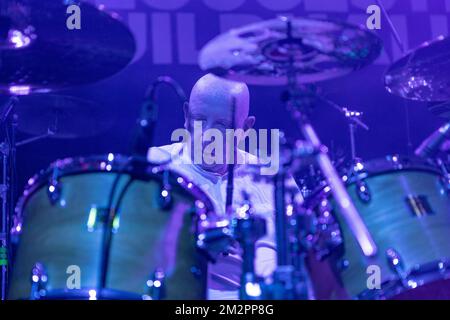 Gloucester, Royaume-Uni. 11th, décembre 2022. Le groupe de post-punk anglais The membranes joue un concert au Gloucester Guildhall à Gloucester. Ici, le batteur Mike Simkins est vu en direct sur scène. (Crédit photo : Gonzales photo – Per-Otto Oppi). Banque D'Images