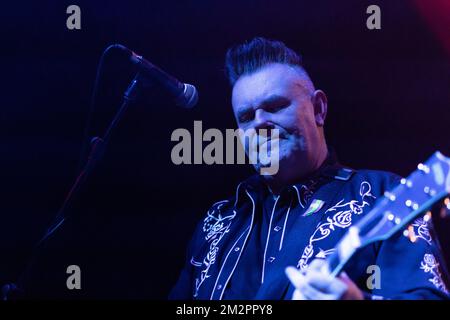 Gloucester, Royaume-Uni. 11th, décembre 2022. Le groupe de post-punk anglais The membranes joue un concert au Gloucester Guildhall à Gloucester. Ici, le guitariste Peter Byrchmore est vu en direct sur scène. (Crédit photo : Gonzales photo – Per-Otto Oppi). Banque D'Images