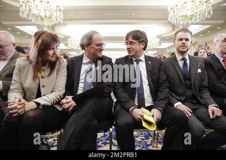 Laura Borras, Présidente de la Catalogne Quim Torra et leader catalan en exil Carles Puigdemont photographié lors d'une conférence de presse à Bruxelles, le lundi 18 février 2019. BELGA PHOTO THIERRY ROGE Banque D'Images