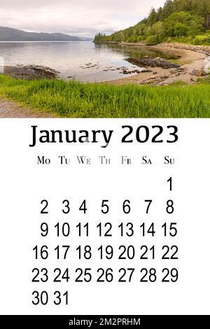 Carte de calendrier pour 2023. Calendrier mural vertical imprimable, la semaine commence le lundi. Écosse, Grande-Bretagne. Magnifique paysage de montagne. Banque D'Images