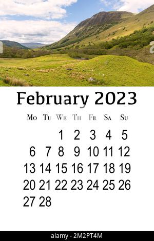 Carte de calendrier pour 2023. Calendrier mural vertical imprimable, la semaine commence le lundi. Écosse, Grande-Bretagne. Magnifique paysage de montagne. Banque D'Images