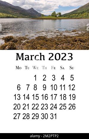 Carte de calendrier pour 2023. Calendrier mural vertical imprimable, la semaine commence le lundi. Écosse, Grande-Bretagne. Magnifique paysage de montagne. Banque D'Images