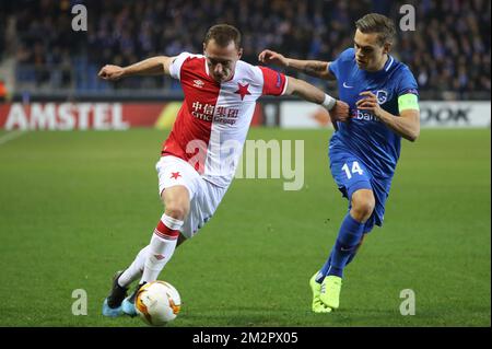 Vladimir Coufal de Slavia et Leandro Trossard de Genk se battent pour le ballon lors d'un match de football entre l'équipe belge de football KRC Genk et le club tchèque SK Slavia Praha, jeudi 21 février 2019 à Genk, le retour des 1/16 finales (groupe de 32) du concours Europa League. BELGA PHOTO VIRGINIE LEFOUR Banque D'Images