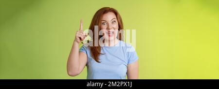 Nous avons trouvé une excellente solution d'idée. Excitée intelligente créative moyenne-âge mûre femme gingembre cheveux lever index doigt eureka pointant vers le haut expliquer l'offre Banque D'Images