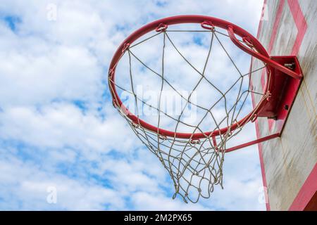 Un anneau de basket-ball au fond du ciel avec des nuages. Vue latérale. Banque D'Images