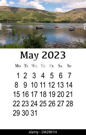 Carte de calendrier pour 2023. Calendrier mural vertical imprimable, la semaine commence le lundi. Écosse, Grande-Bretagne. Magnifique paysage de montagne. Banque D'Images