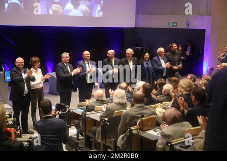 Ministre wallon du Budget, de l'Energie et des aéroports Jean-Luc Crucke, ministre wallon des pouvoirs locaux, du logement et des infrastructures sportives Valérie de Bue, vice-ministre wallon président et ministre de l'Economie, de l'emploi et de la formation Pierre-Yves Jeholet, ministre wallon président Willy Borsus, Premier ministre belge Charles Michel, ministre des Pensions Daniel Bacquelaine, La ministre de l'énergie, de l'Environnement et du développement durable, Marie-Christine Marghem, et le ministre de la mobilité, François Bellot, ont photographié lors d'un congrès du parti des libéraux francophones MR concernant la prochaine regiona Banque D'Images