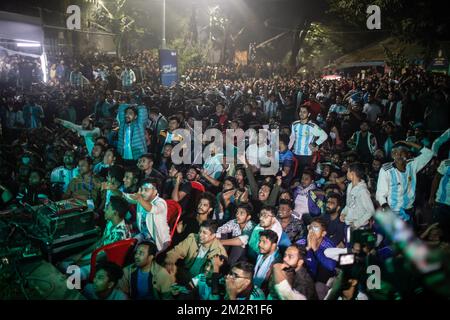 Dhaka, Bangladesh. 14th décembre 2022. Les fans argentins de football regardent en direct le match de leur équipe contre la Croatie lors de la coupe du monde, organisée par le Qatar. L'équipe Argentine, dirigée par Messi, a battu la Croatie 3-0, se qualifiant pour la finale, pour la première fois depuis 2014. (Photo de Sazzad Hossain/SOPA Images/Sipa USA) crédit: SIPA USA/Alay Live News Banque D'Images